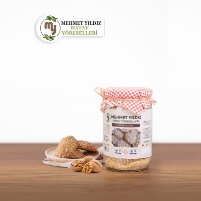 Cam kavanozda cevizli, yumurtasız Hatay kömbesi.