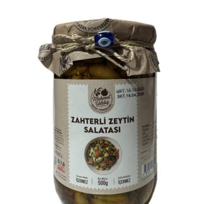 500 g ambalajda; çekirdeksiz yeşil zeytin, zahter, hakiki nar ekşisi ve zeytinyağıyla hazırlanmış Zahterli Zeytin Salatası.